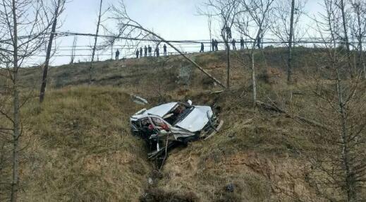 一辆越野车在西湟公路湟中蚂蚁沟段翻下17米高路基，至3人死亡