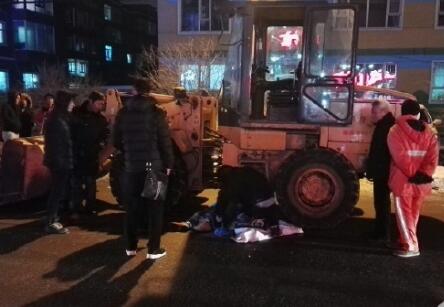 在长春湖西路与泰来街交会处发生车祸，一女子当场死亡。从照片上可以看到出事的是一辆重型铲车。 