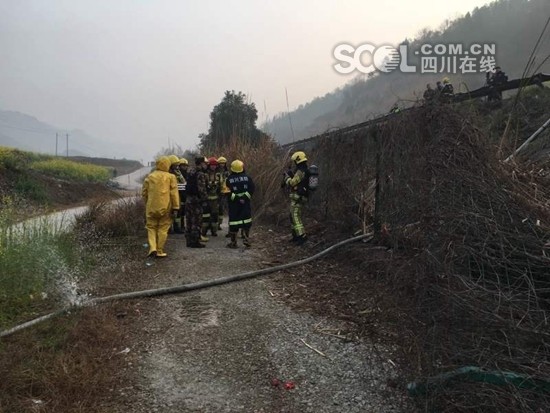 　　2月28日5时17分，绵阳市119指挥中心接到群众报警称：绵广高速(1597处)江油境内的二郎庙新家沟3队发生一起罐车侧翻事故。  　　接警后，绵阳消防支队指挥中心立即调派太平镇中队、火炬西街特勤中队共6台车28名官兵前往处置。  　　救援人员到达现场后发现，一辆装有约32吨的甲醇罐车侧翻在高速路口，车头朝高速路下方，车尾在高速路护栏处，驾驶员当场死亡。目前，救援力量正利用水枪对罐车进行稀释，并等待导罐车前来实施导罐转移作业。