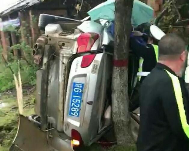 江西省九江市都昌县多宝乡搅拌站附近一轿车撞树致1死2伤