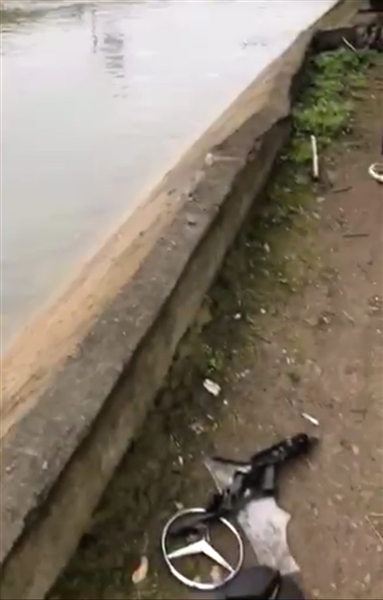 岸边遗留的车标