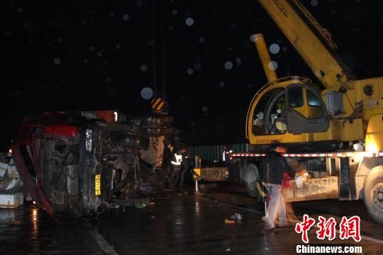 云南省西双版纳州景洪市一货车侧翻致4死2伤