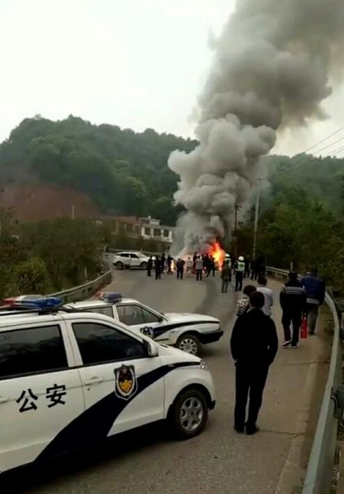 江西省赣州市赣县往王母渡方向省道一转弯处两轿车相撞后起火