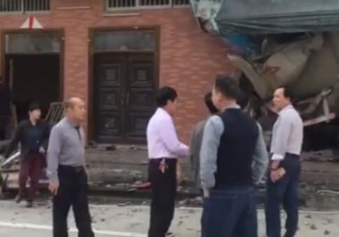 广东省惠州市龙门县南昆山一罐车撞上民房致3人死亡
