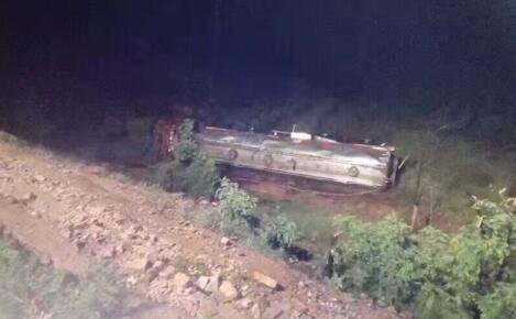 陕西省渭南市潼关县潼港路一油罐车侧翻致1死1伤