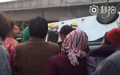 　　建湖234省道 古基大桥附近 今天早上特大交通事故，一中巴车送人去火化场，刚出门就被大货车后面追尾，中巴车中50多人受伤，目前有2人当场死亡