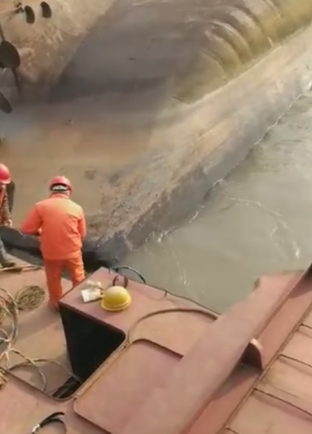 　　2月7日15：22，在湖北省黄石市长江湖北阳新鲤鱼山2号水域白浮下主航道，一艘江苏籍水泥灌装船(金沙机6588)与一艘江苏籍集装箱船(泛亚江阴号)发生碰撞，金沙机6588船上3人落水，1人获救、2人失踪。