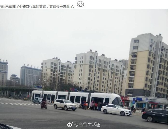 网友爆料光谷有轨电车与自行车相撞 ​​
