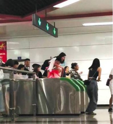 成都草莓音乐节后乘客集体跳闸逃票