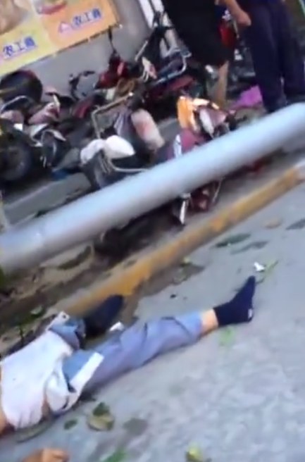 7月19日下午 上海市崇明区竖河镇一车辆撞上台阶致3人死亡