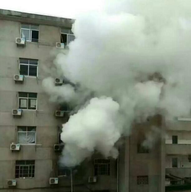 2月24日10时许，江西省南昌市南京东路信息科技技工学校因烟头整个寝室着火 。