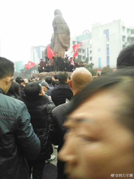 四川省眉山市东坡区雕像国际广场部分群众聚集反韩日示威游行