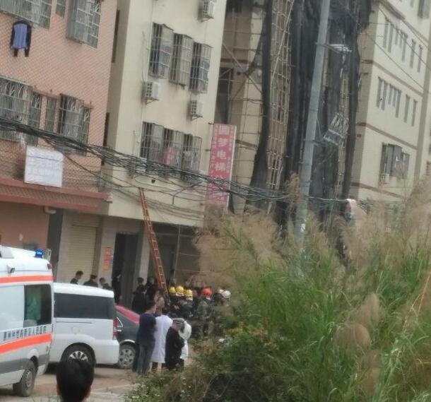 　　3月22日下午，广东省惠州市惠阳区镇隆镇甘陂村顺源工业区一栋民居发生一起劫持案，一名小偷入室盗窃，劫持在房内的3名女子，目前公安、消防、特警、120全部到位，警方正在营救