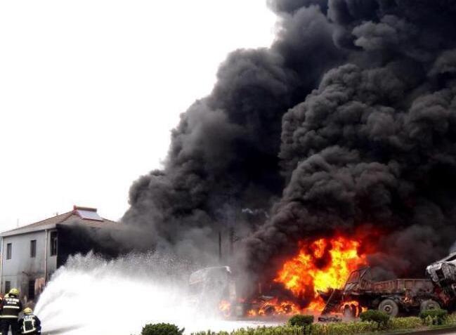 浙江一油罐车与货车相撞起火引燃民房