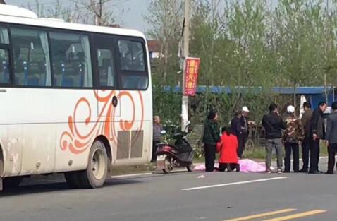 湖北省黄冈市武穴市新公路陆垏段一摩托车与大巴车相撞致3死4伤