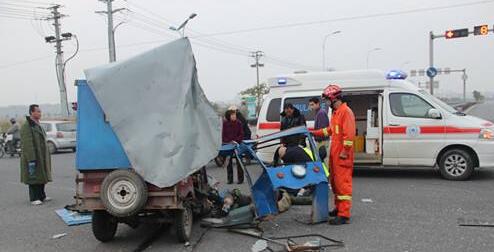 河南省南阳市桐柏县一货车与三轮车相撞致5人死亡