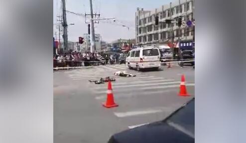 江苏省南通市港闸区国强路永怡路路口2人被撞身亡