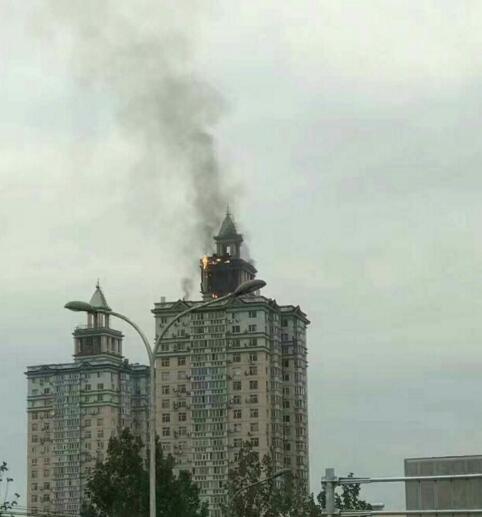 7月24日18时许 北京市昌平区天通苑一居民楼顶发生火灾
