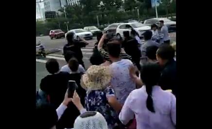 江苏省泰州市市政府南门上访者与警察发生冲突