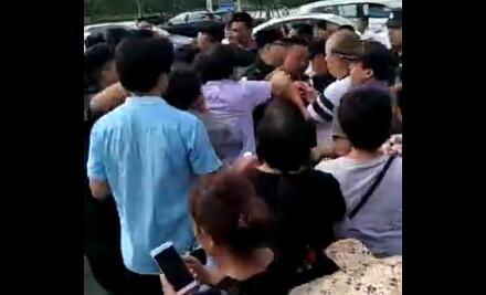 江苏省泰州市市政府南门上访者与警察发生冲突