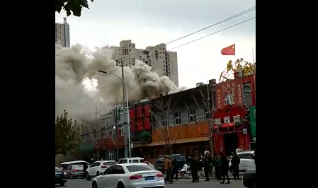 11月17日13时许 北京市朝阳区管庄路一烧烤店起火