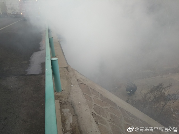 1月16日早上 青银高速山东省青岛市李村口浓烟滚滚