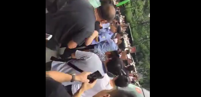 　　今天下午，武汉汉阳区铜锣湾大批专车司机聚集，反对钓鱼执法，现场严重失控，网友称现场民警鸣枪示警。