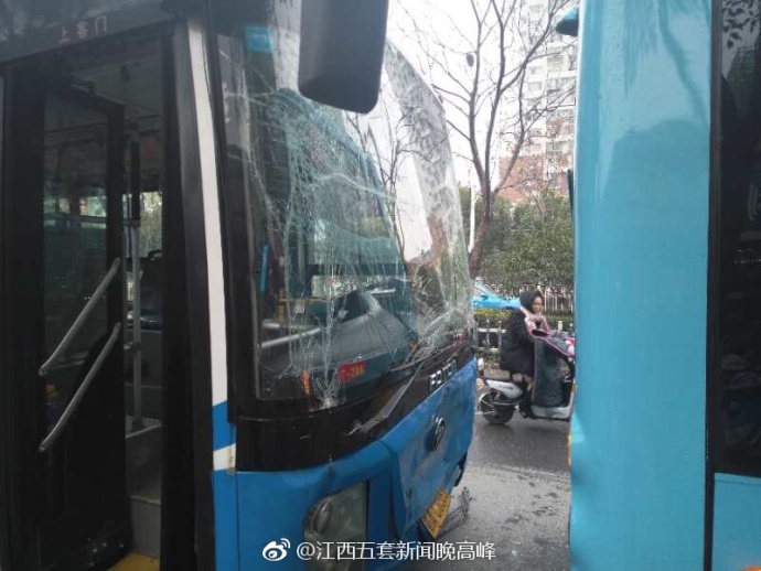 江西省南昌市解放西路公交龙王庙站台两公交车相撞致13人受伤