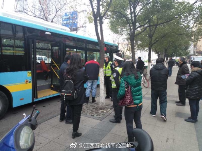 江西省南昌市解放西路公交龙王庙站台两公交车相撞致13人受伤