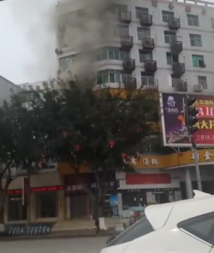 四川省广安市中桥新金河酒店附近发生火灾