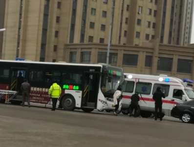　　3月12日8时许，在永城街和新城路交叉口，一辆38路公交车与一辆轿车相撞，，目测公交车上多名乘客受伤。多俩120救护车赶到现场对伤员进行救治。