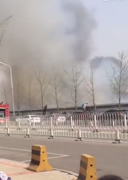  北京市通州区某工地疑似发生火灾