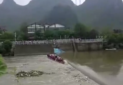 广西桂林市桃花江河段两船侧翻致17人死亡