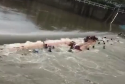广西桂林市桃花江河段两船侧翻致17人死亡