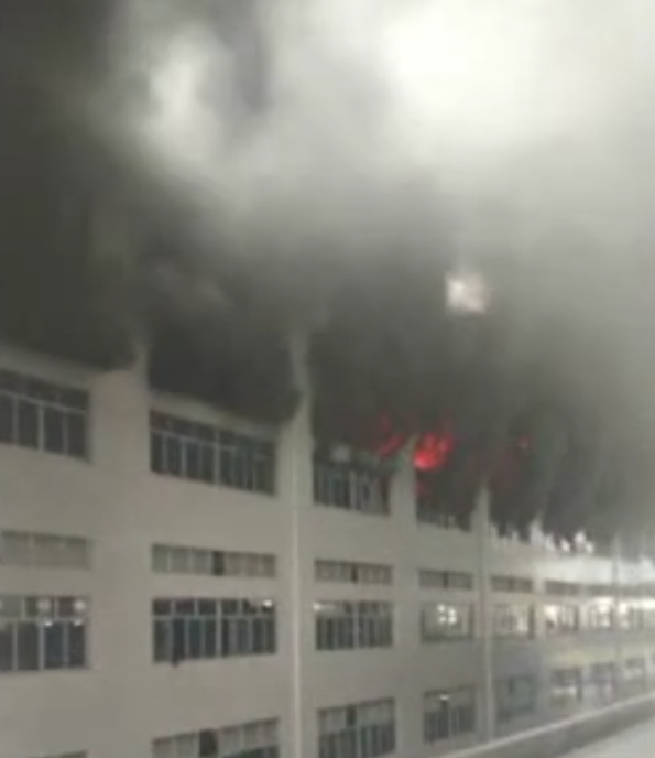 　　4月25日中午，台州仙居杨府工业区发生一起火灾。据了解，起火的是浙江仙通橡塑股份有限公司的厂房，目前没有接到人员伤亡报告。