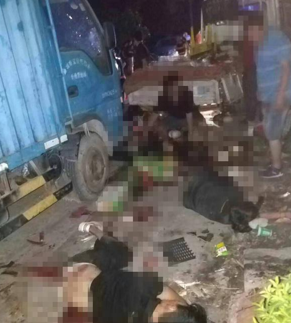  广东省东莞市黄江镇长龙村拥军三路一货车冲入人群致3死10伤