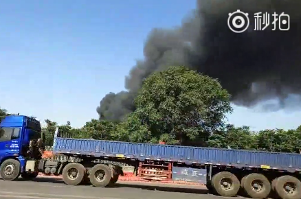 　　邢台南和高速口文平纺织有限公司东北方向144米处有工厂着火了，浓烟滚滚。