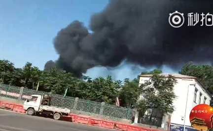 　　邢台南和高速口文平纺织有限公司东北方向144米处有工厂着火了，浓烟滚滚。