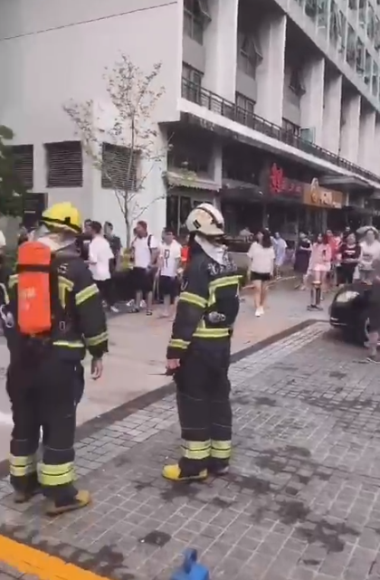 7月24日15时许 北京市朝阳区华贸公寓发生火灾